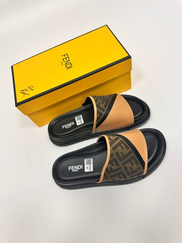 Sandalia Fendi