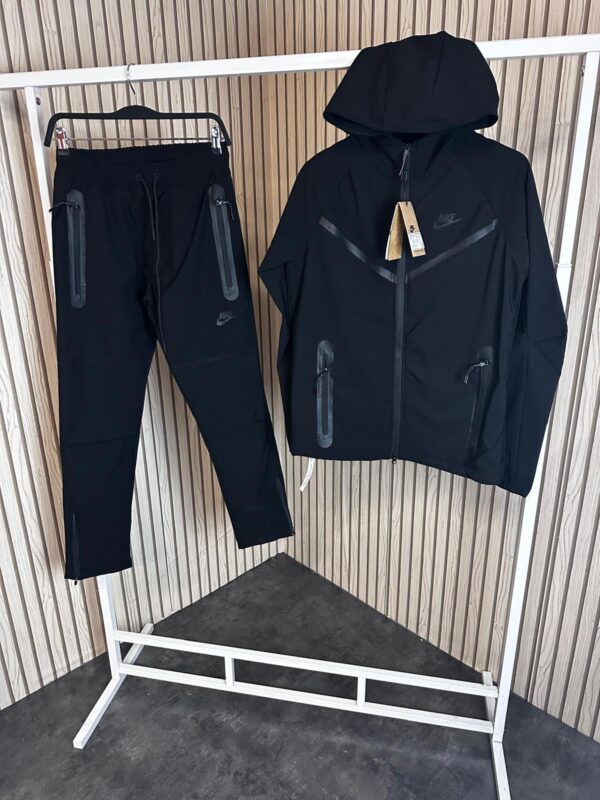 chandal nike tech 2025
