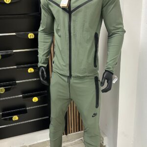 chandal nike tech 2025