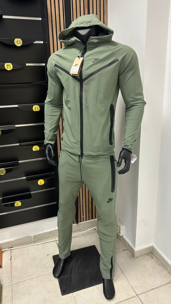 chandal nike tech 2025