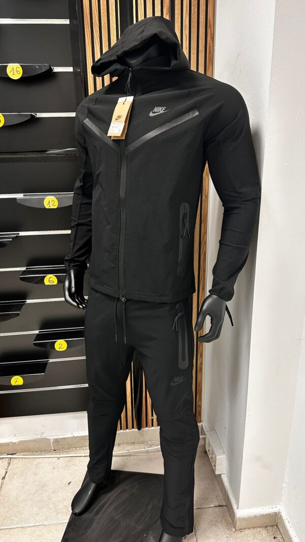chandal nike tech 2025